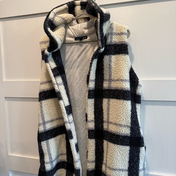 Black and Cream XL Sherpa Vest - Picture 2 of 7